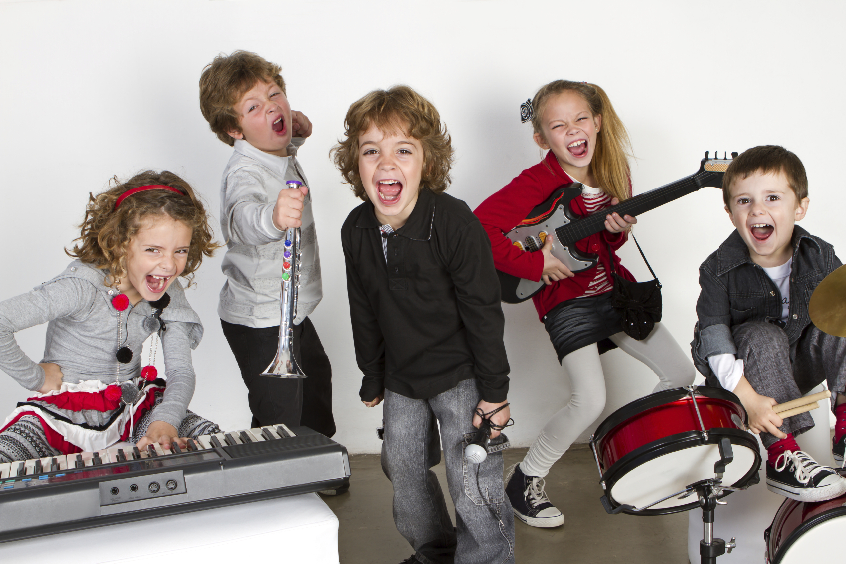 Современная музыка для детей в детском. Музыкальные инструменты для детей. Дети поют. Дети музыканты. Музыкальная студия для детей.